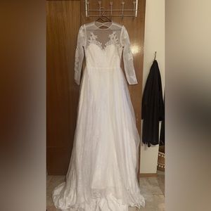 Beautiful long sleeve wedding dress w/ train.